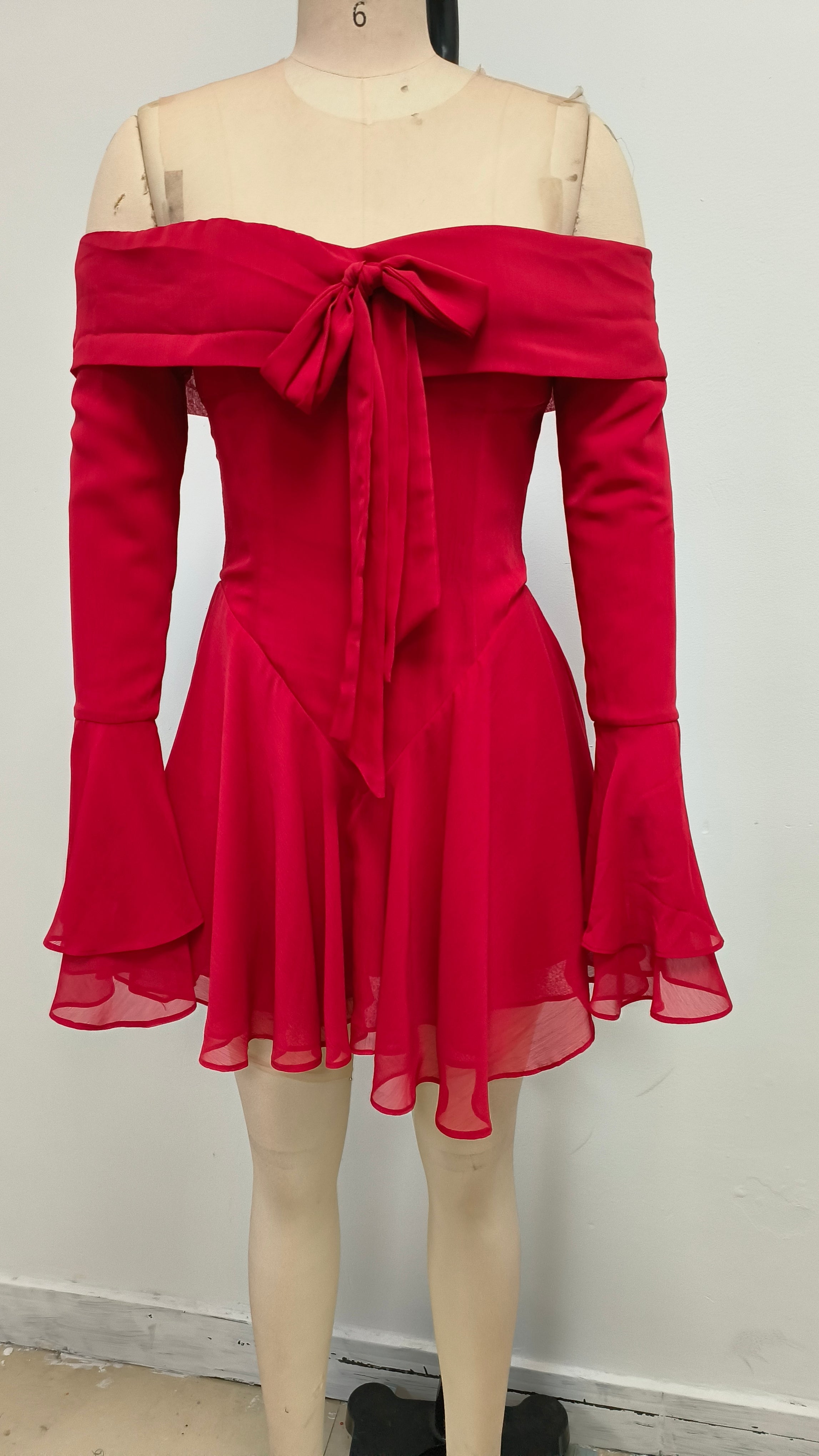 MINI ABITO ROSSO CON MANICHE LUNGHE E LACCI A SPALLE SCOPERTE