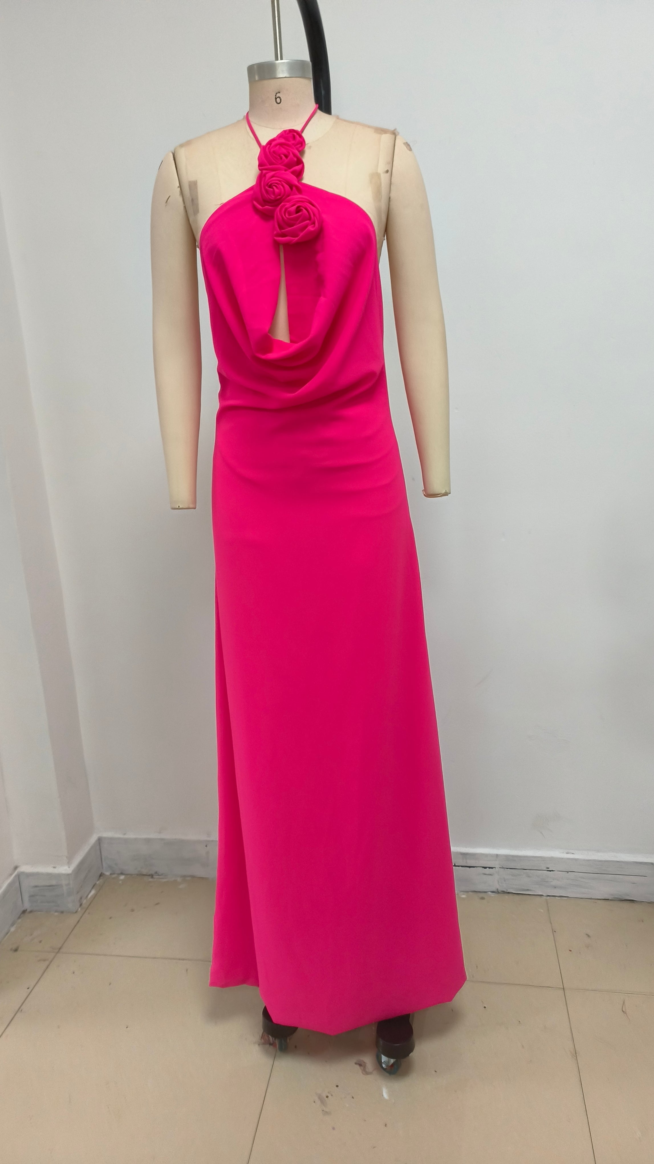 ABITO LUNGO CON COLLO ALTO E SCOLLO A LACCI FLOREALI ROSA