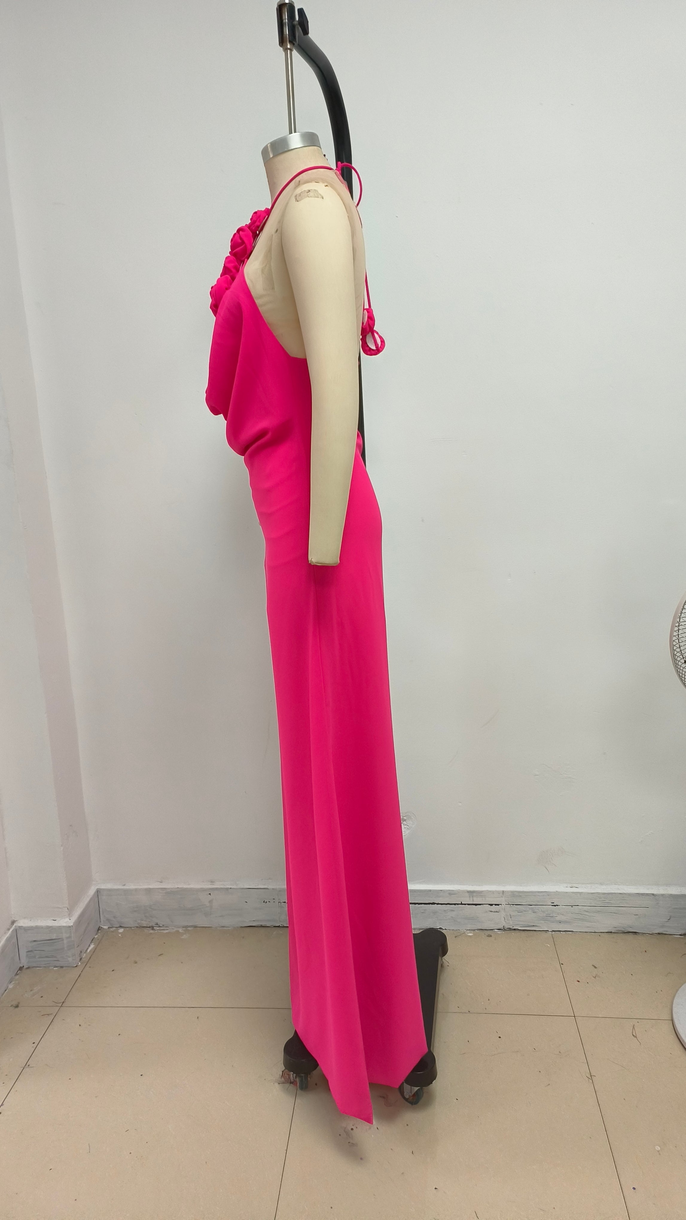 ABITO LUNGO CON COLLO ALTO E SCOLLO A LACCI FLOREALI ROSA