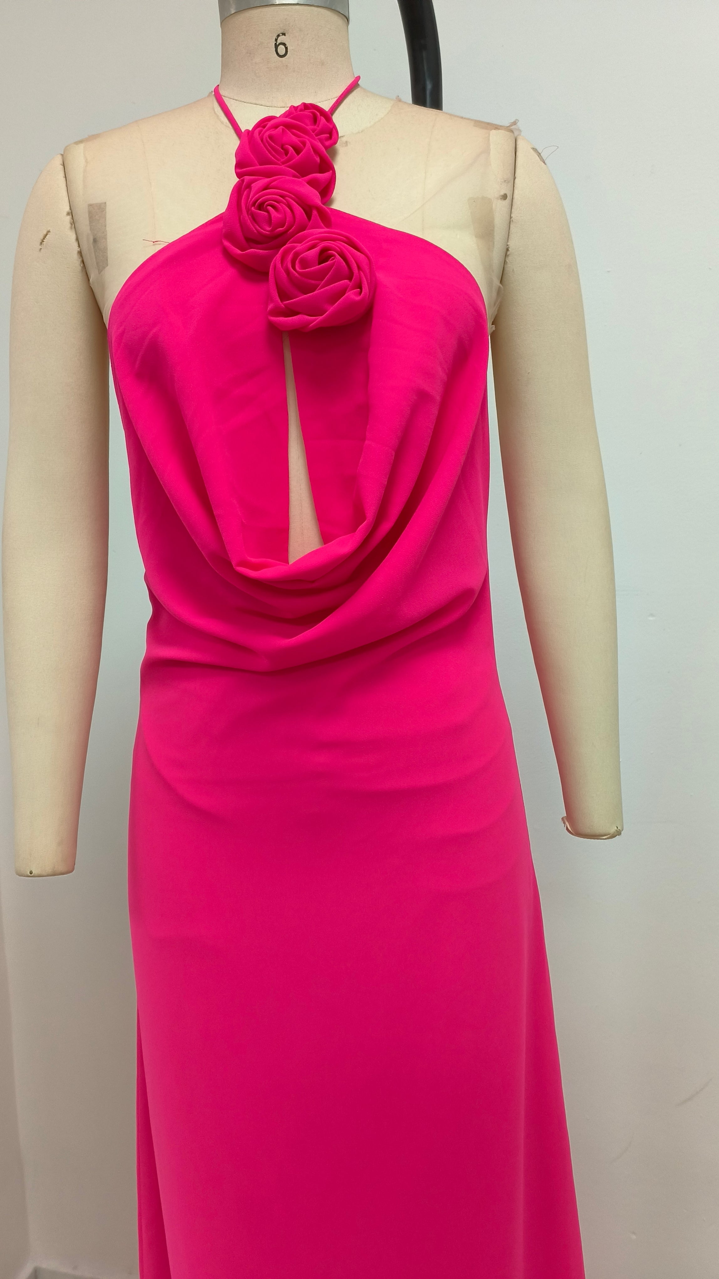 ABITO LUNGO CON COLLO ALTO E SCOLLO A LACCI FLOREALI ROSA