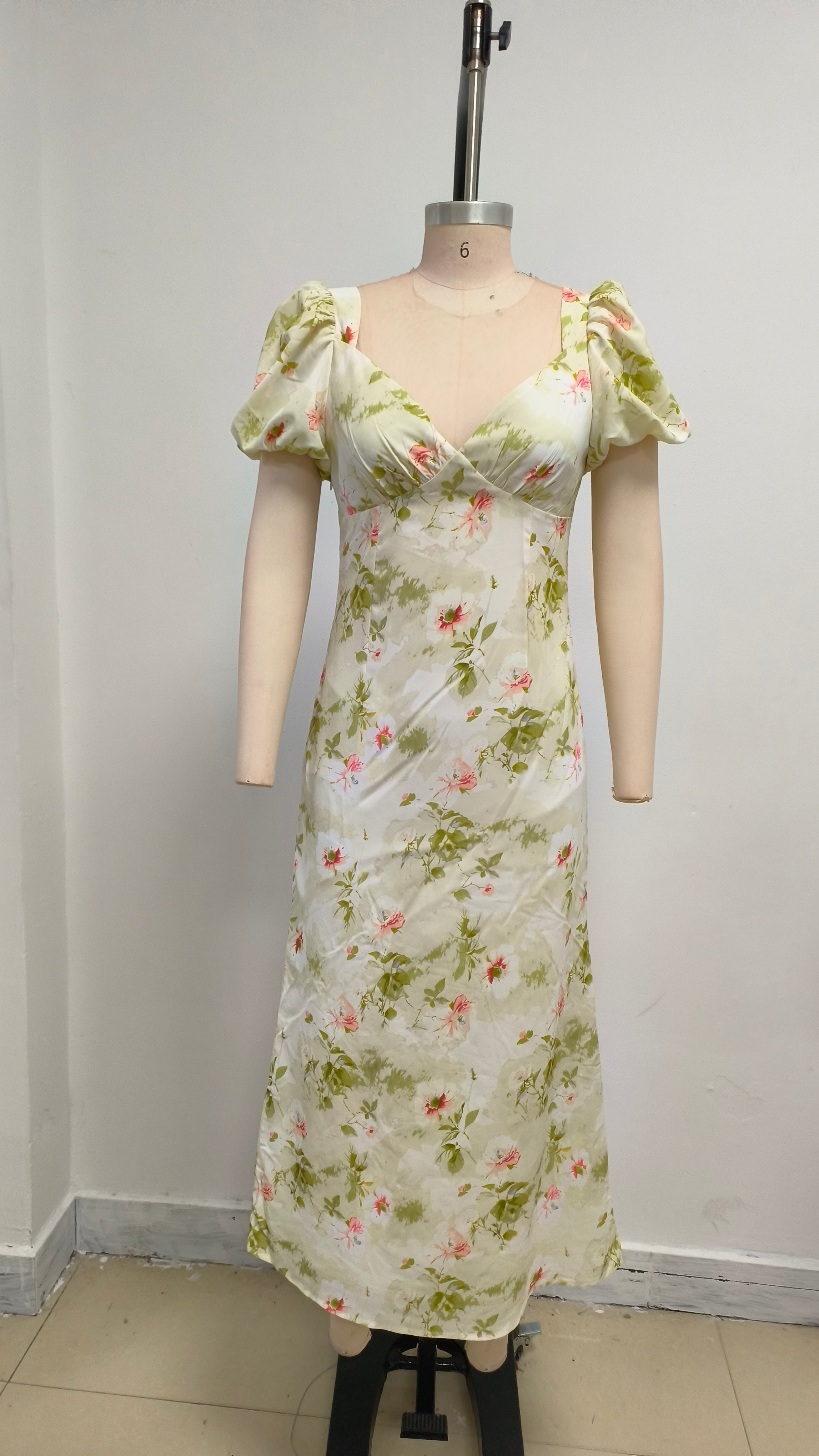 Kleid mit V-Ausschnitt und geblümten Puffärmeln