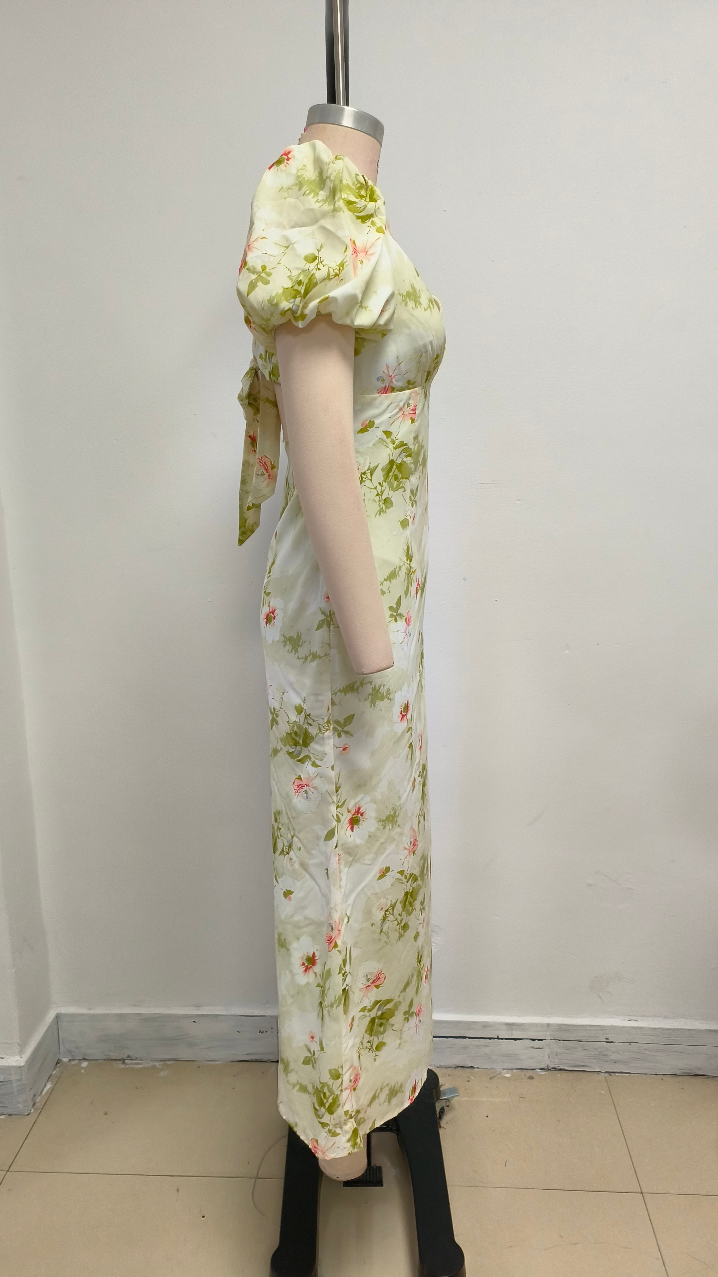 Kleid mit V-Ausschnitt und geblümten Puffärmeln