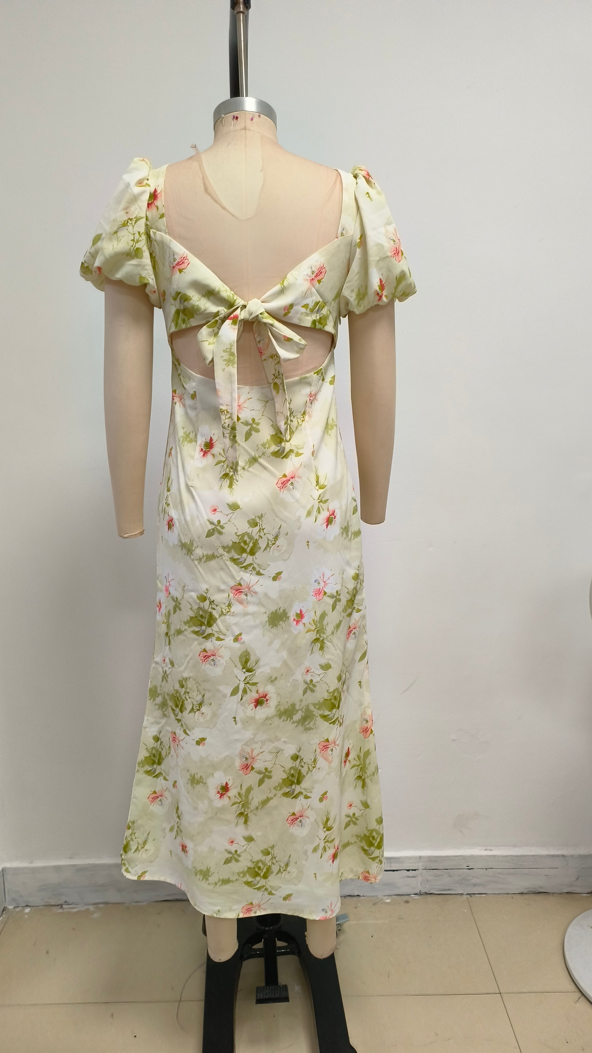 Kleid mit V-Ausschnitt und geblümten Puffärmeln