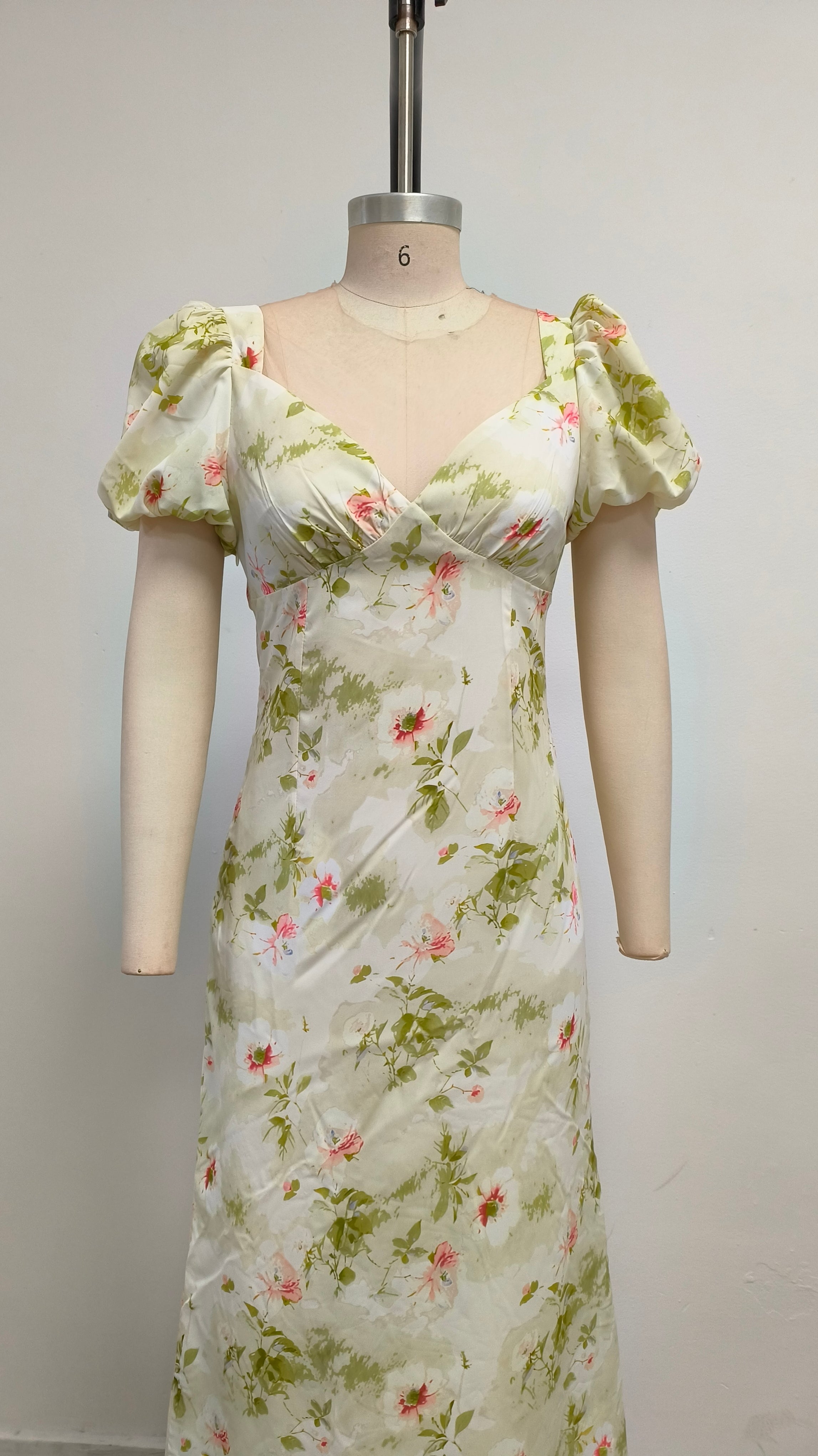 Kleid mit V-Ausschnitt und geblümten Puffärmeln