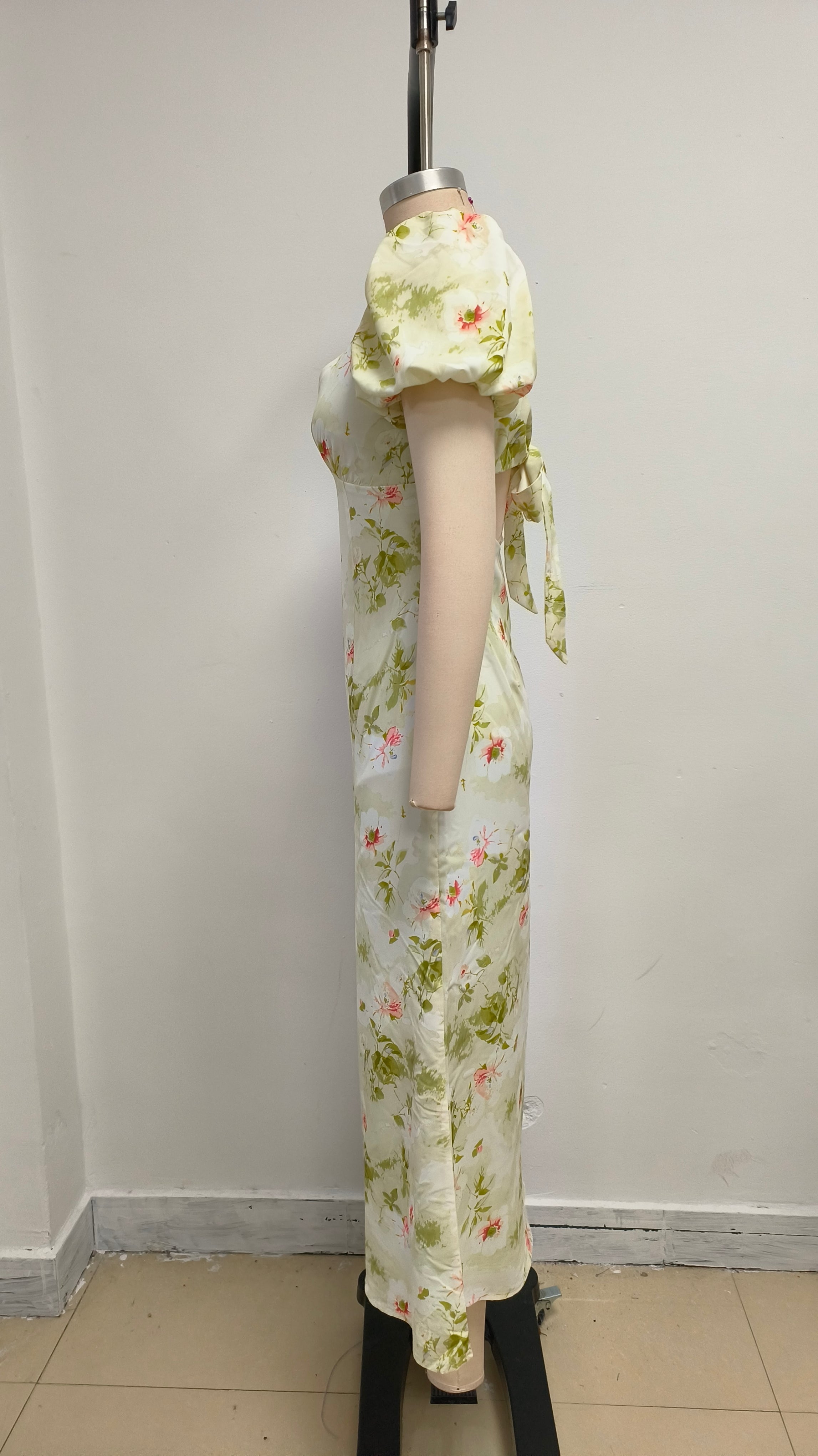 Kleid mit V-Ausschnitt und geblümten Puffärmeln