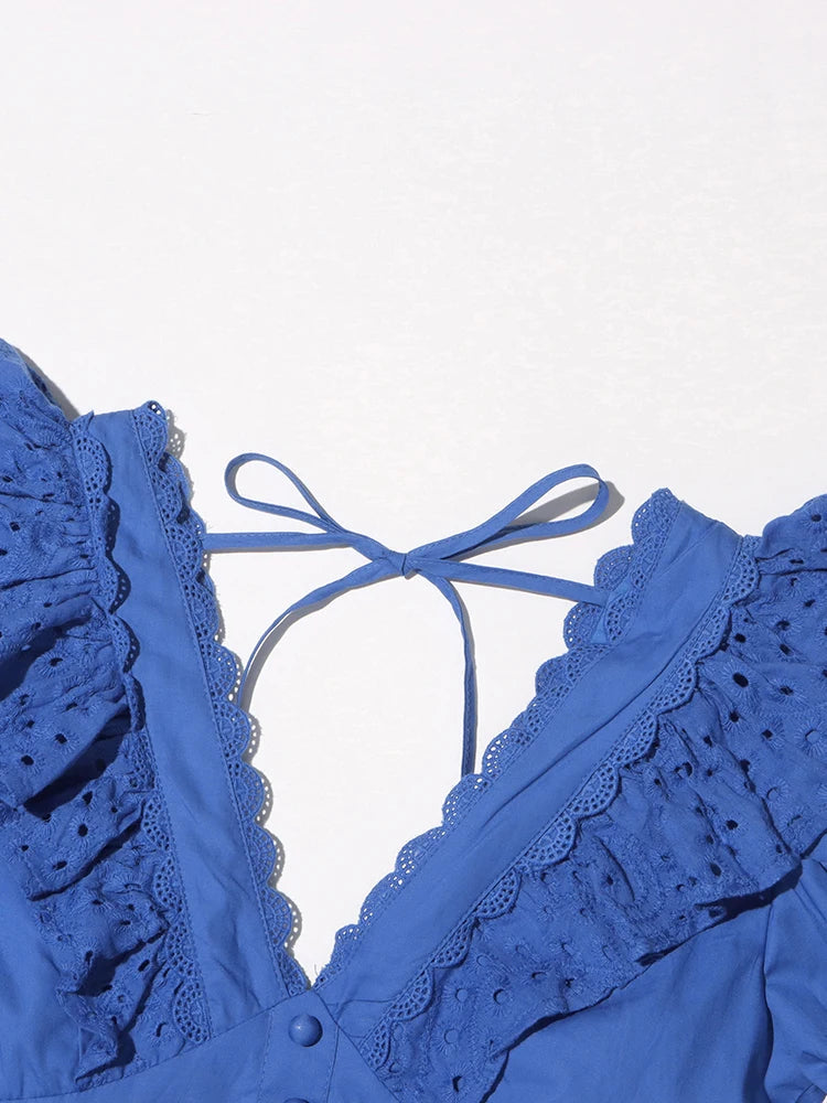 BLAUES MINIKLEID MIT V-AUSSCHNITT UND BESTICKTEN RÜSCHEN