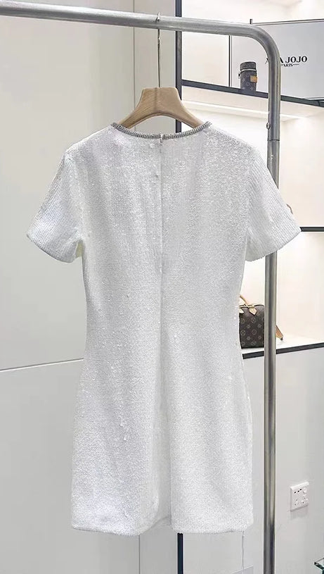 EDEN WEISSES MINIKLEID AUS TÜLL MIT VERZIERUNGEN, CUTOUTS UND PAILLETTEN