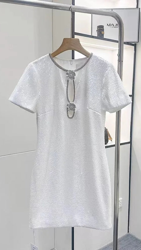 EDEN WEISSES MINIKLEID AUS TÜLL MIT VERZIERUNGEN, CUTOUTS UND PAILLETTEN