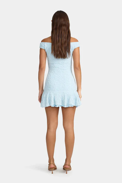 Strukturiertes, gerüschtes, schulterfreies Minikleid in Blassblau