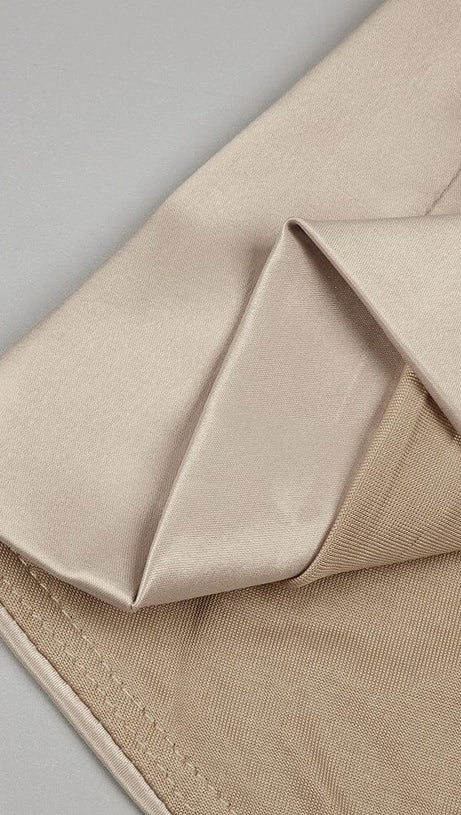 Brandina – Trägerloses Maxikleid im Meerjungfrauen-Stil aus Satin in Beige