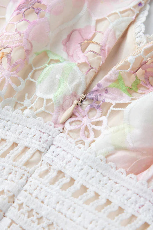 Kleid mit hoher Taille, schmaler Passform und Blumenspitze