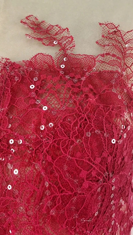 ROTES MIDIKLEID MIT BLUMENSTICKEREI