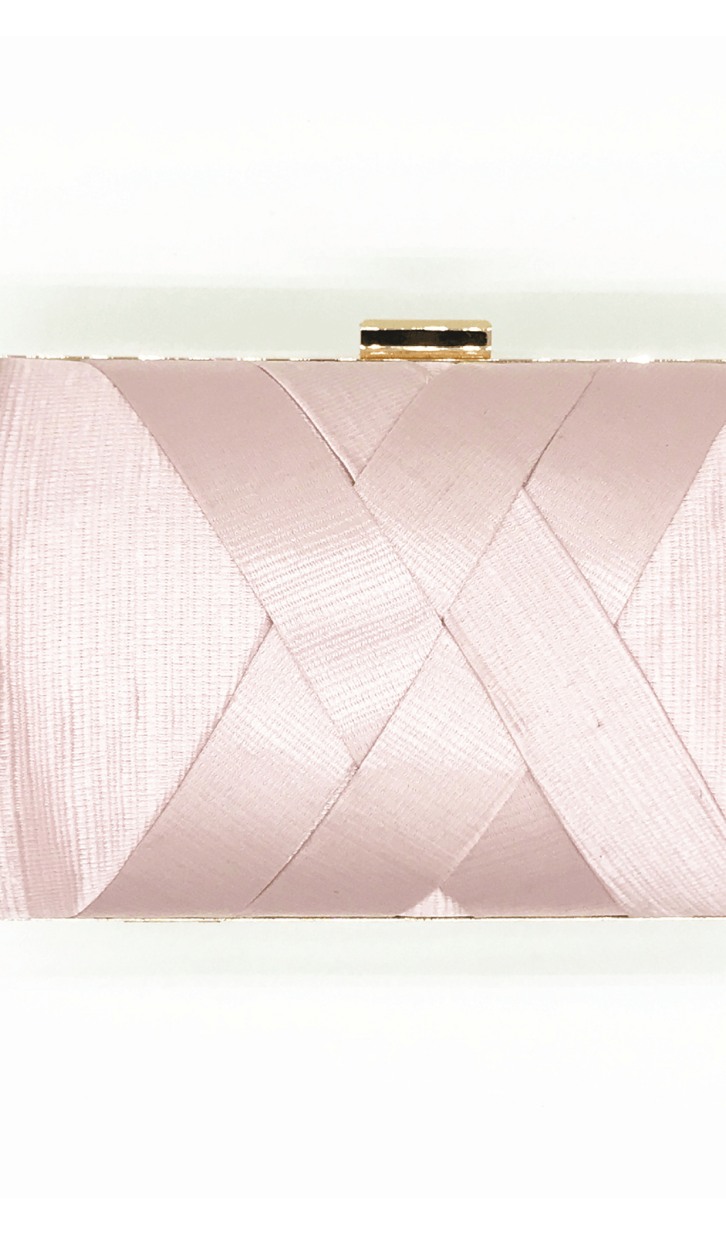 Seidenclutch mit Quastenanhänger.