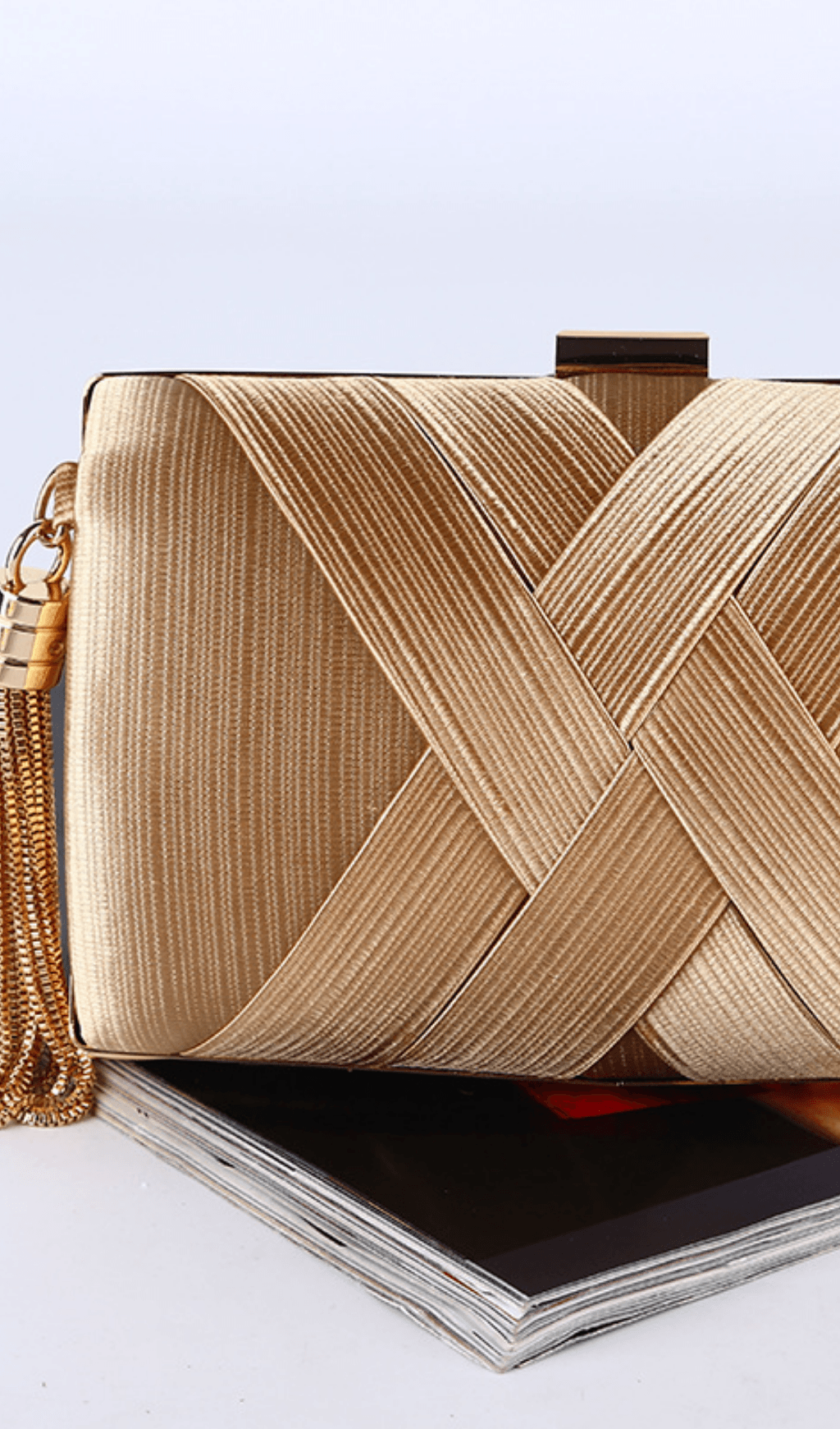 Seidenclutch mit Quastenanhänger.