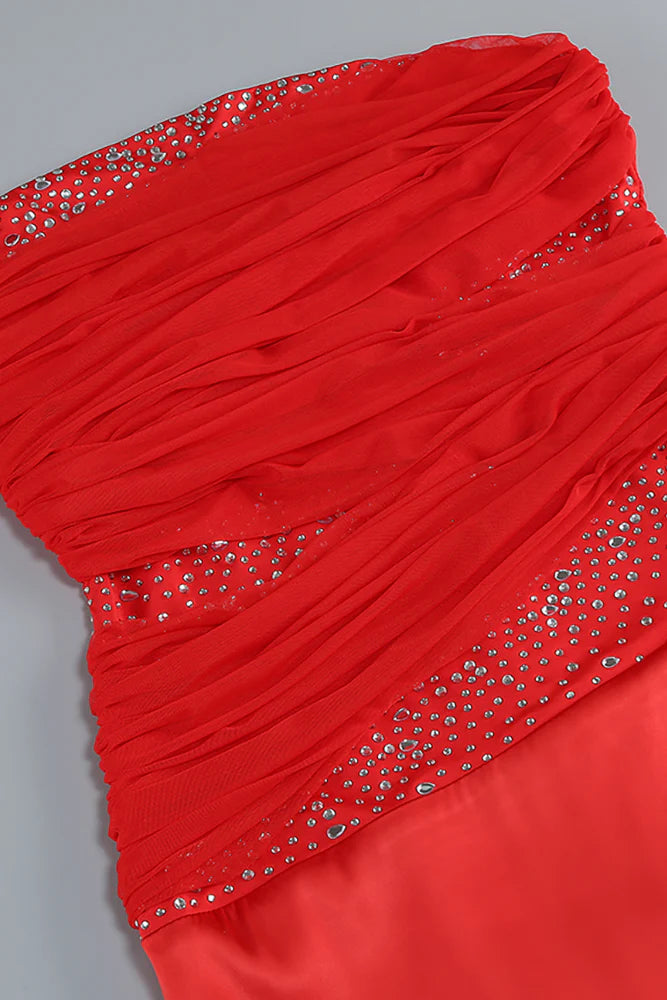 Trägerloses, figurbetontes Maxikleid mit Paillettenverzierung in Rot