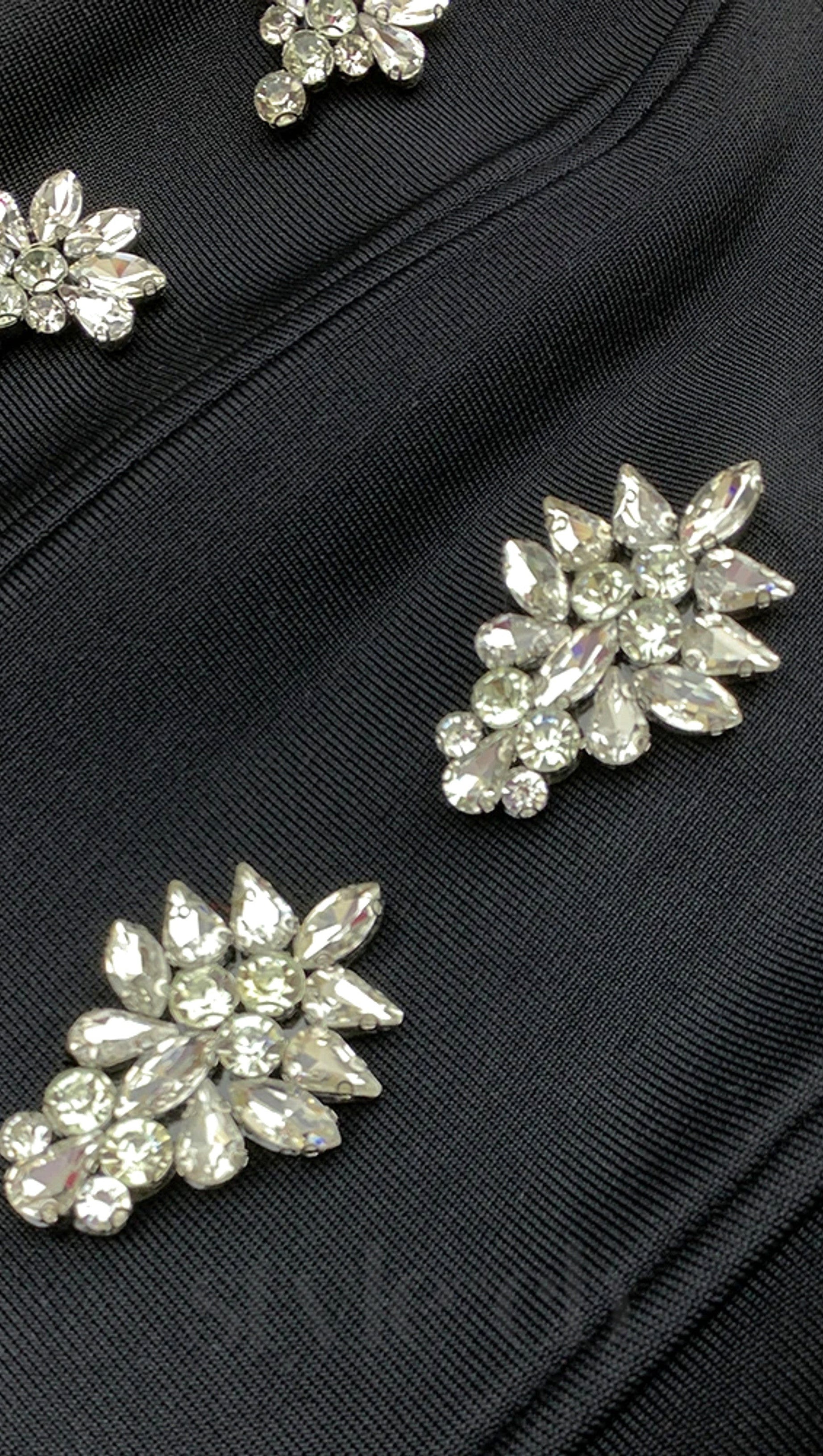 TRÄGERLOSES MAXIKLEID MIT KRISTALLDETAILS IN SCHWARZ