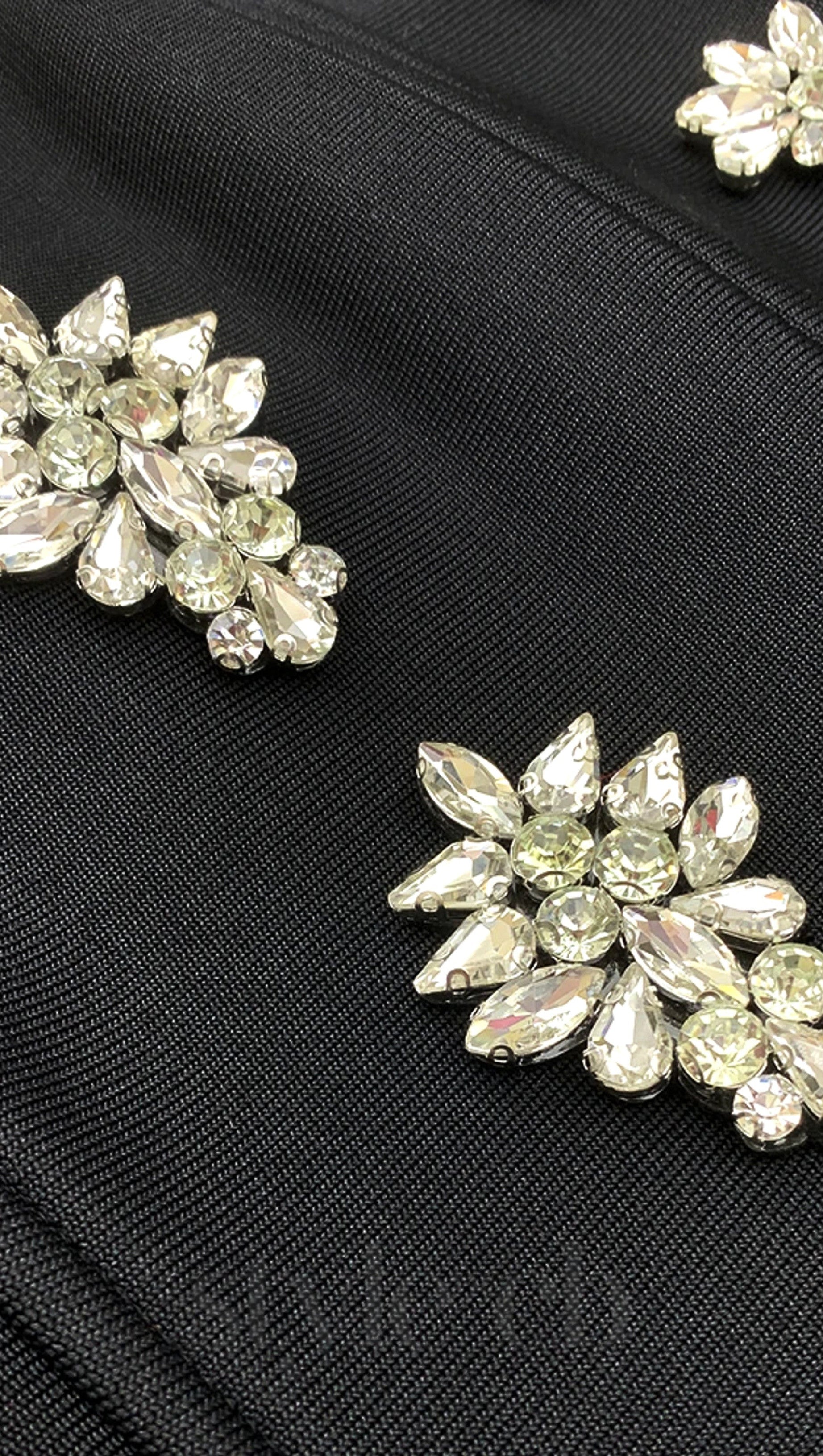 TRÄGERLOSES MAXIKLEID MIT KRISTALLDETAILS IN SCHWARZ