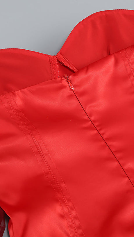 Trägerloses Kleid mit hohem Schlitz und Handschuhen