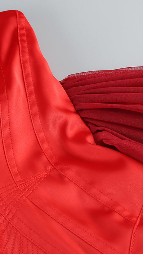 Trägerloses Kleid mit hohem Schlitz und Handschuhen