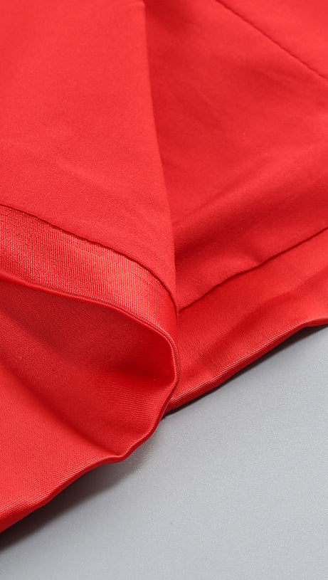 Trägerloses Kleid mit hohem Schlitz und Handschuhen