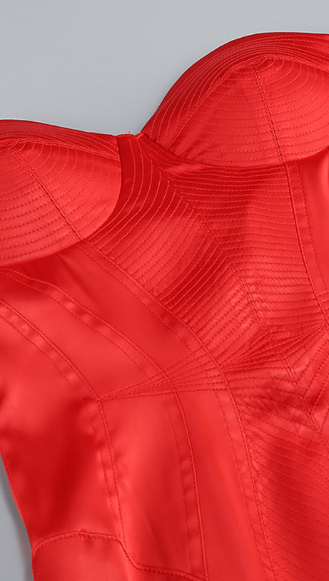 Trägerloses Kleid mit hohem Schlitz und Handschuhen