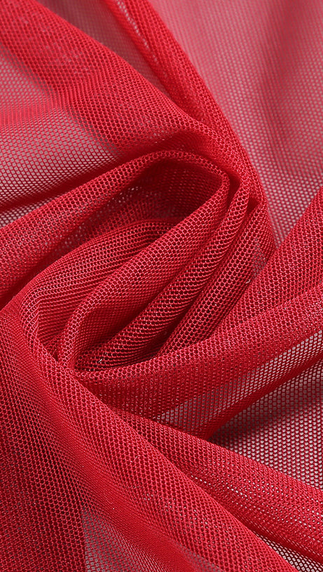 Trägerloses Kleid mit hohem Schlitz und Handschuhen