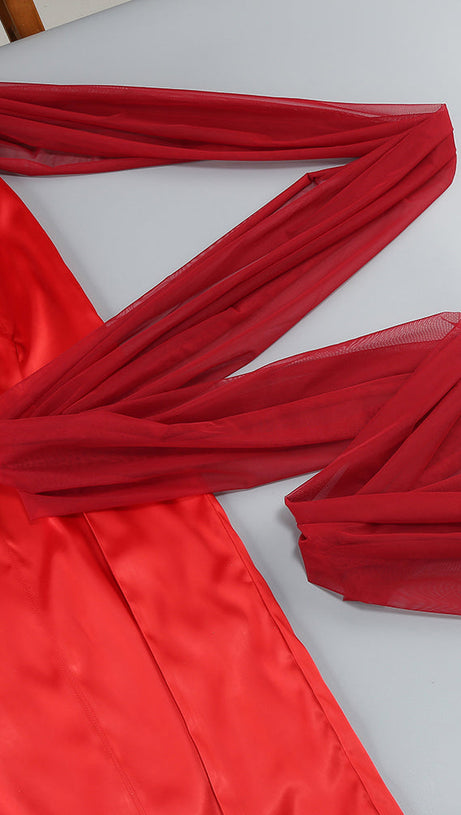 Trägerloses Kleid mit hohem Schlitz und Handschuhen