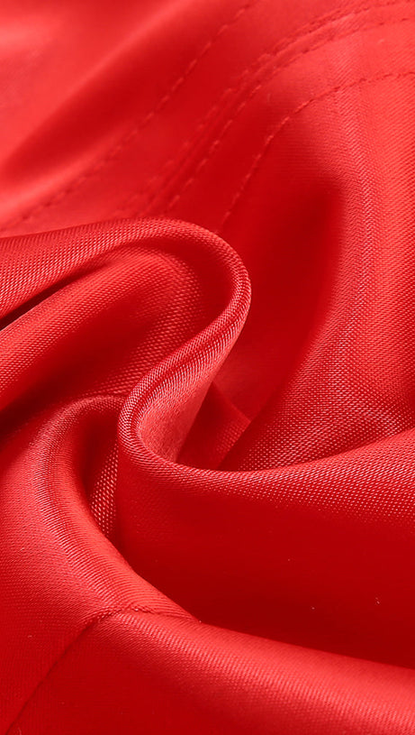 Trägerloses Kleid mit hohem Schlitz und Handschuhen