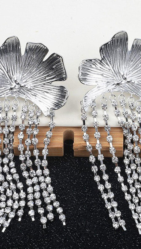 Tsuki – Ohrringe mit Blumen- und Kristallfransen