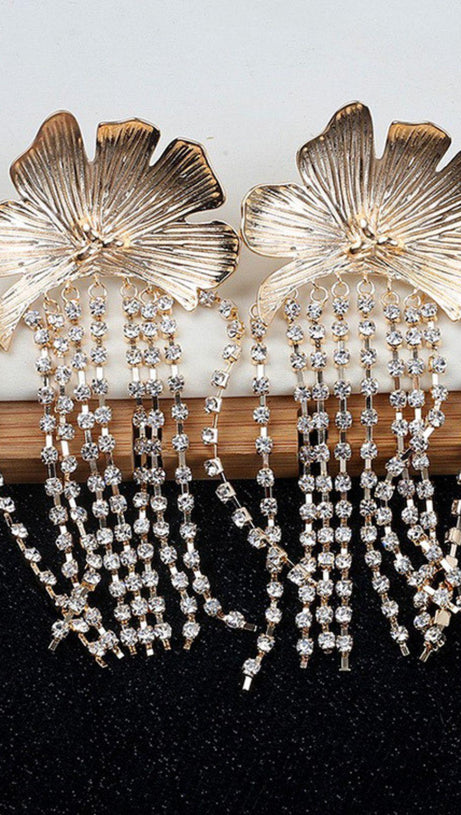 Tsuki – Ohrringe mit Blumen- und Kristallfransen