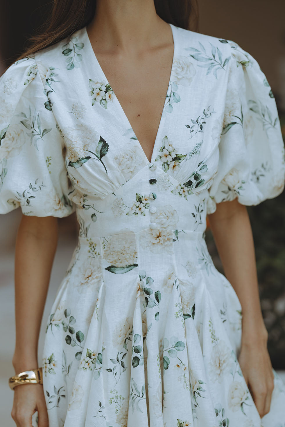 Venus – Minikleid mit V-Ausschnitt, Blumenmuster und Puffärmeln