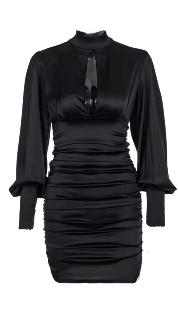 WEISSES SATIN-KLEID MIT HOCHAUSSCHNITT UND DRAPIERTEM KRAGEN