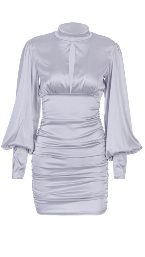 WEISSES SATIN-KLEID MIT HOCHAUSSCHNITT UND DRAPIERTEM KRAGEN