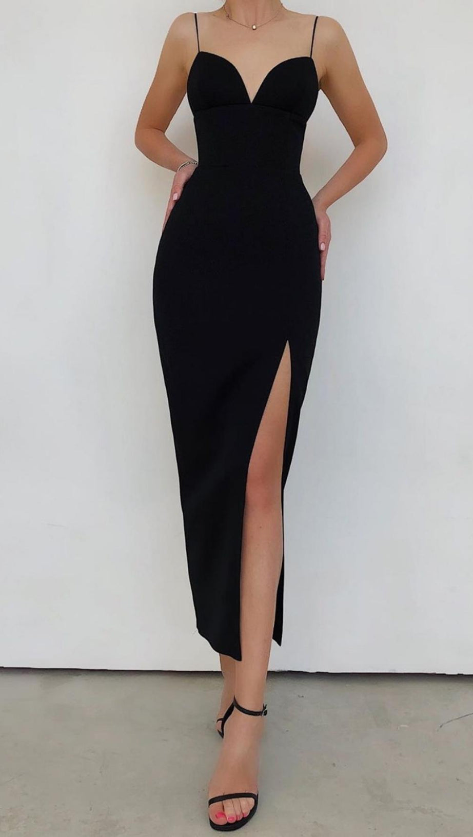 ABITO BIANCO CON SCOLLO A CUORE E FASCE