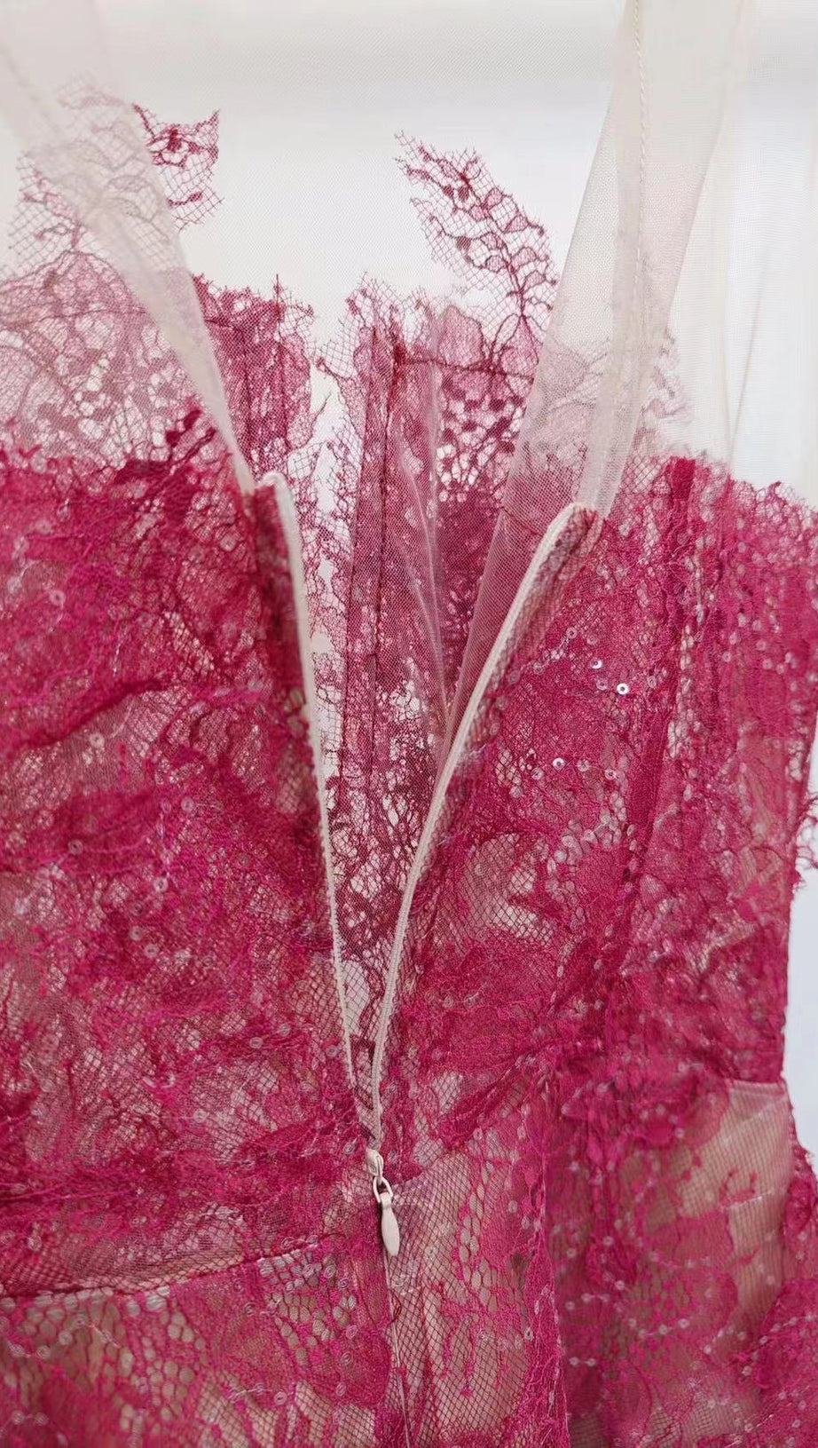 ROTES MIDIKLEID MIT BLUMENSTICKEREI