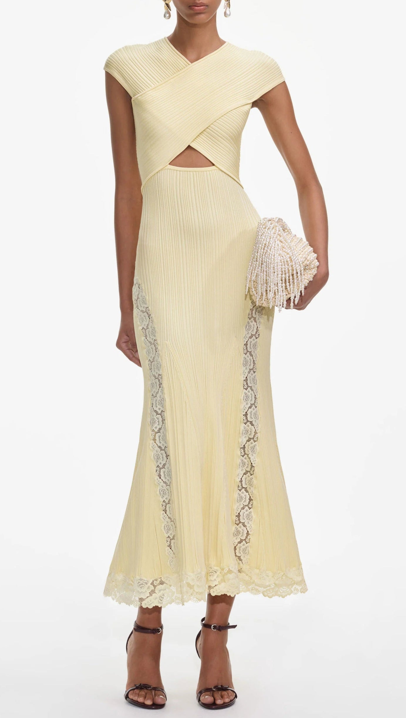 Gelbes Midikleid mit Spitzeneinsatz