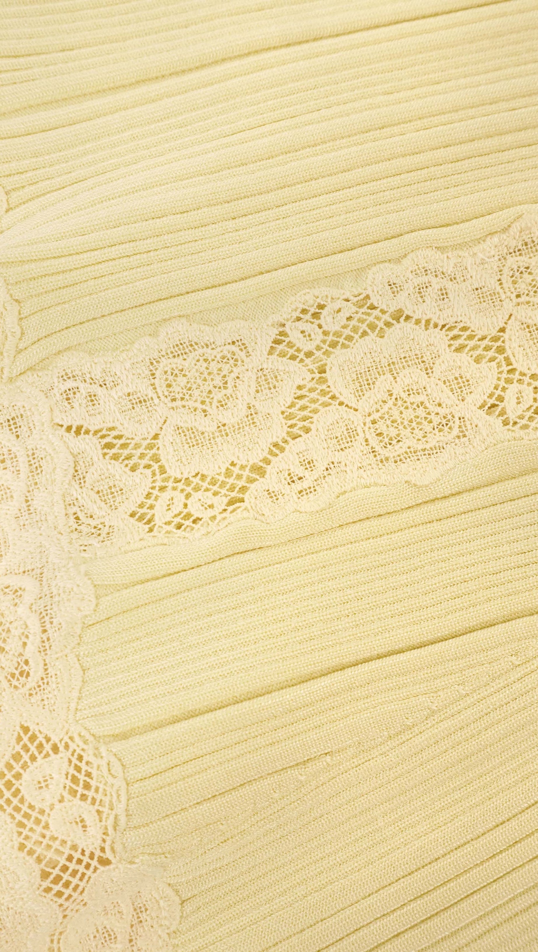 Gelbes Midikleid mit Spitzeneinsatz