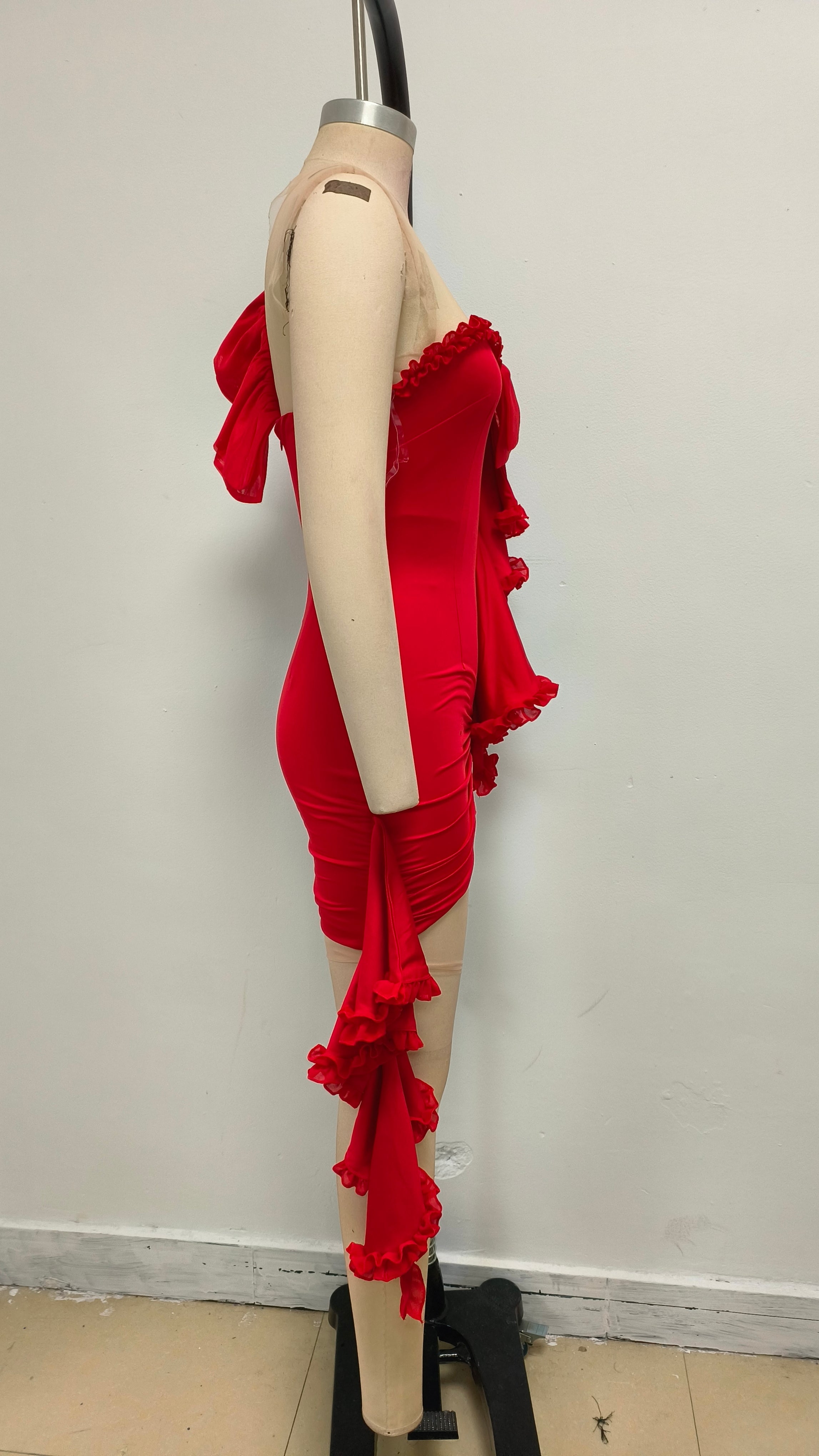 Rotes One-Shoulder-Kleid mit Schleife