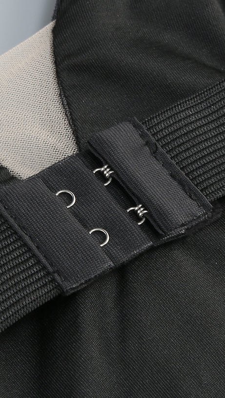 mit weißen Perlen besticktes Maxikleid in Schwarz