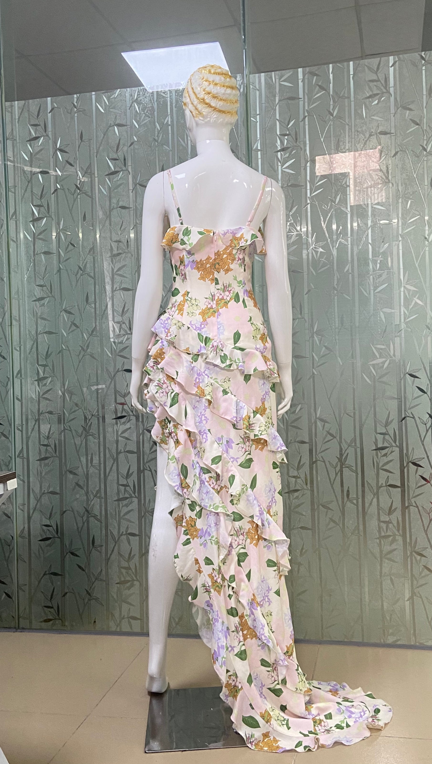 Asymmetrisches Maxikleid mit Rüschen und Blumenmuster in Beige