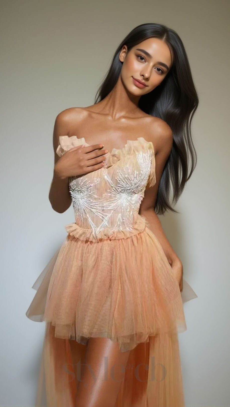 Kalene – Trägerloses Tüllkleid mit Rüschen in Aprikose