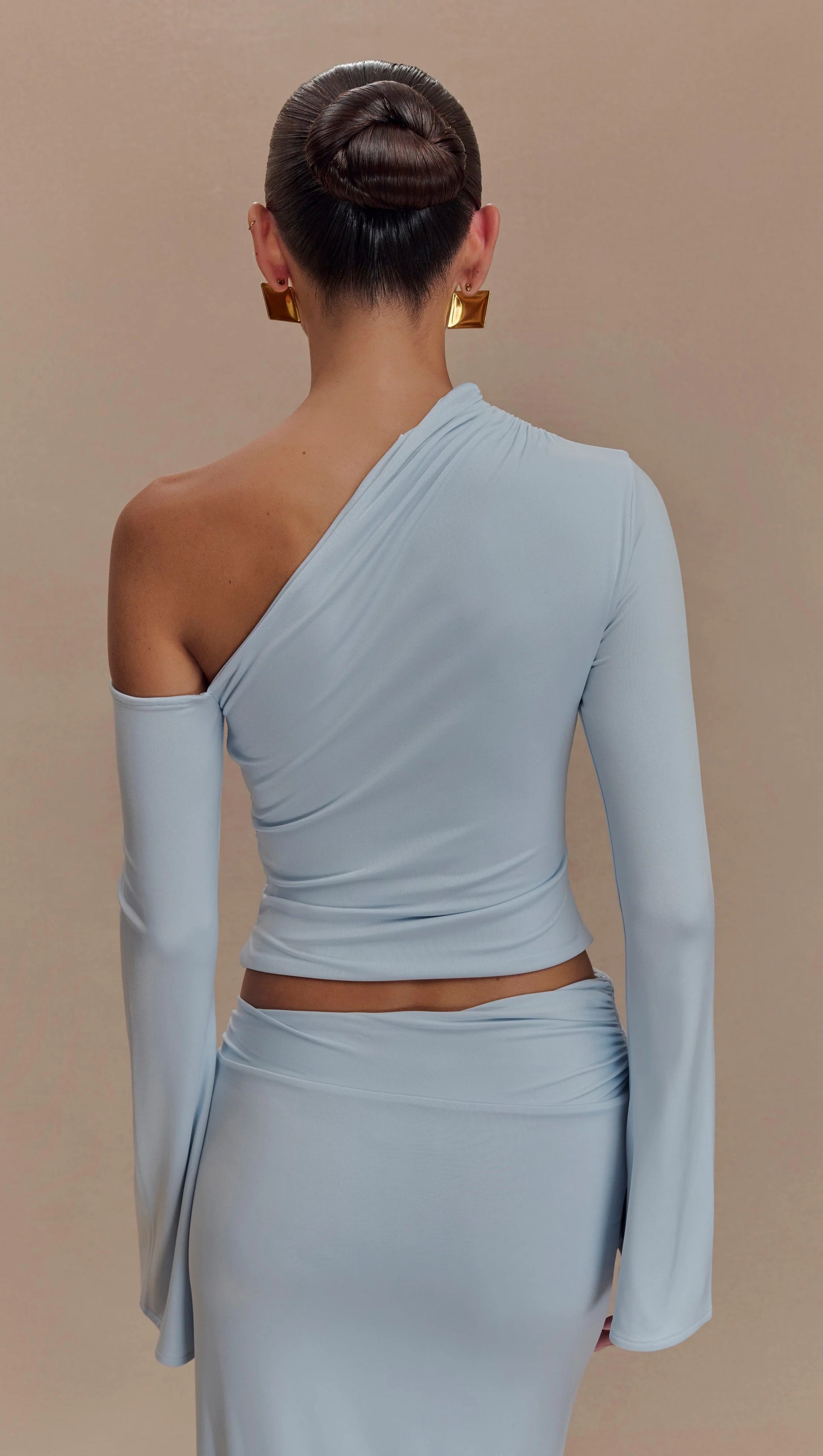 Blauer Anzug mit schrägem Kragen und hoher Taille und schmalem, langem Rock 