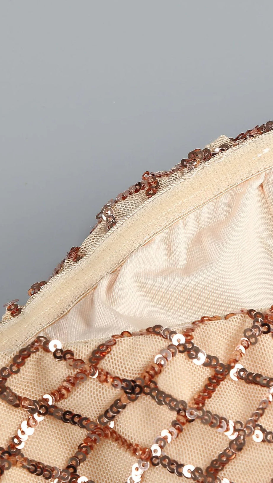 Off-Shoulder-Kleid mit seitlichen Schlitzen im Fischgrätenmuster