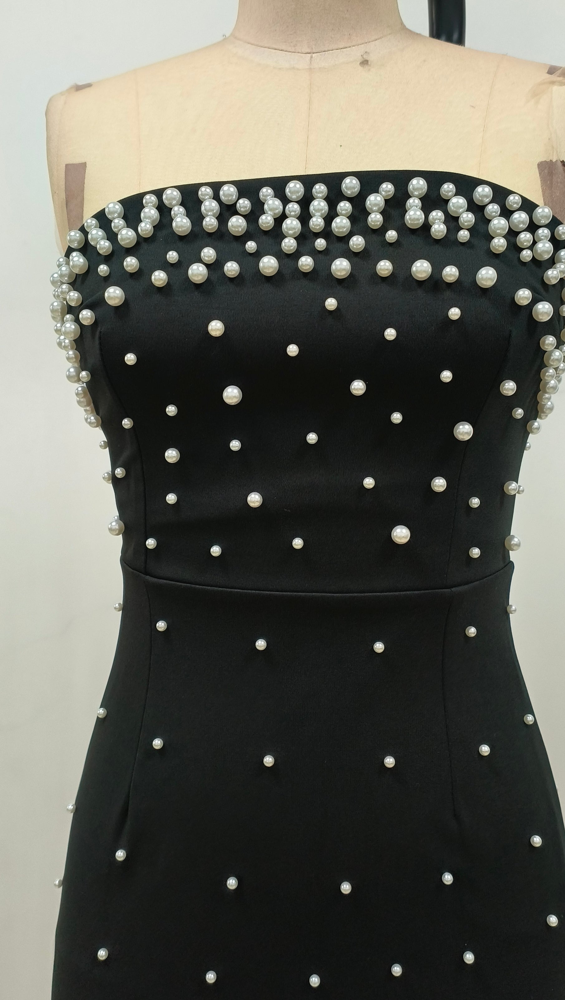 Trägerloses Maxikleid mit Perlen in Schwarz 