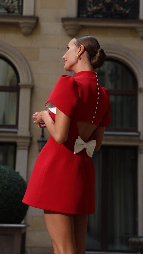Rotes Minikleid mit Schlitz am Rücken und Schleife