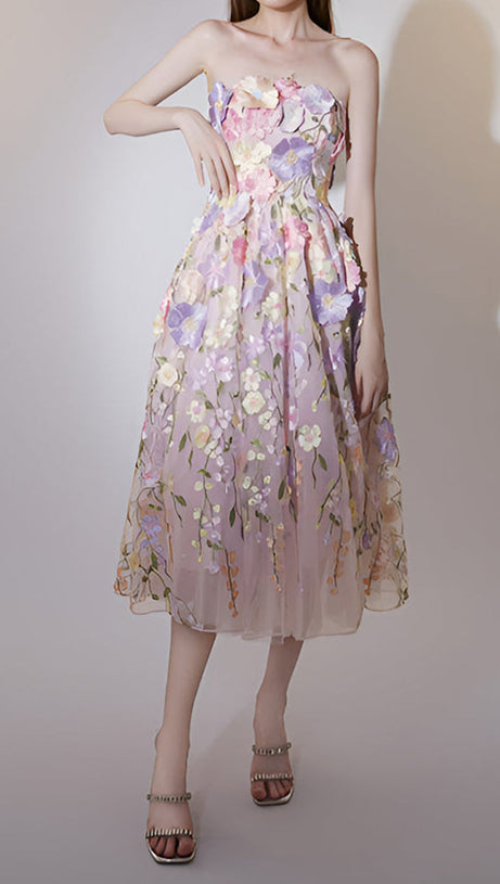 Anna – Midikleid mit Blumenstickerei in Pastellrosa