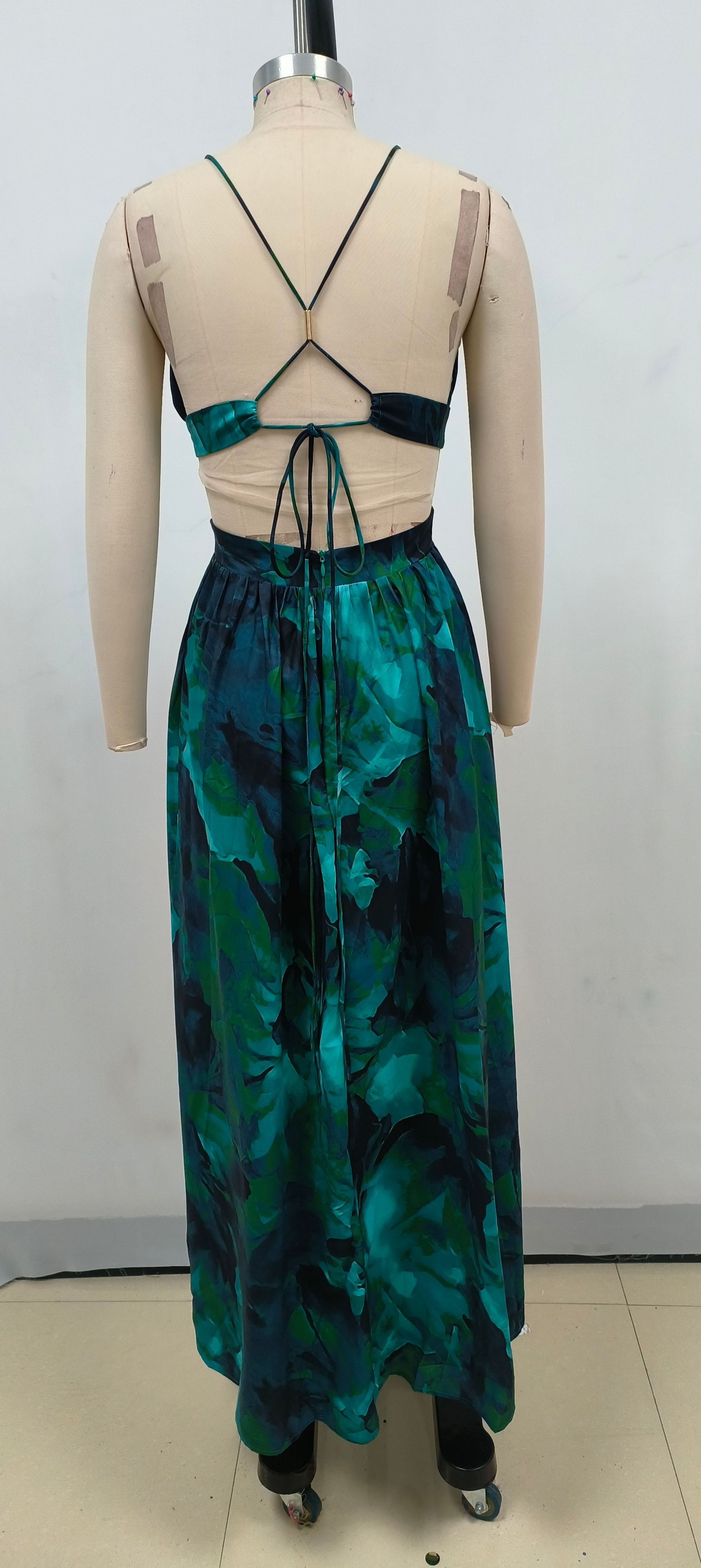 ABITO CON APERTURA SUL PETTO E ABITO MIDI VERDE