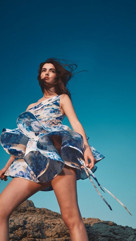 GAIL BLAUES MINI-CHIFFONKLEID MIT BLUMENDRUCK UND EINER SCHULTER