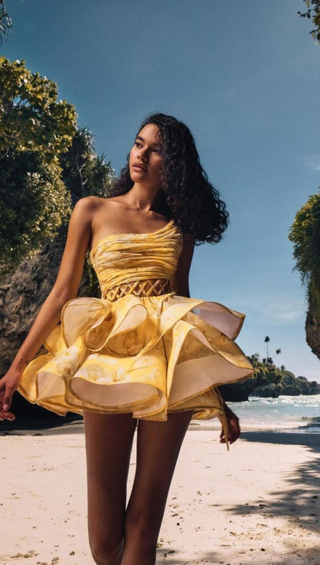 GAIL GELBES MINI-CHIFFONKLEID MIT BLUMENDRUCK UND EINER SCHULTER