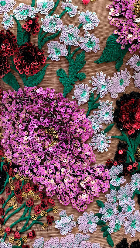 Violettes Minikleid mit freiem Rücken und Stickereien